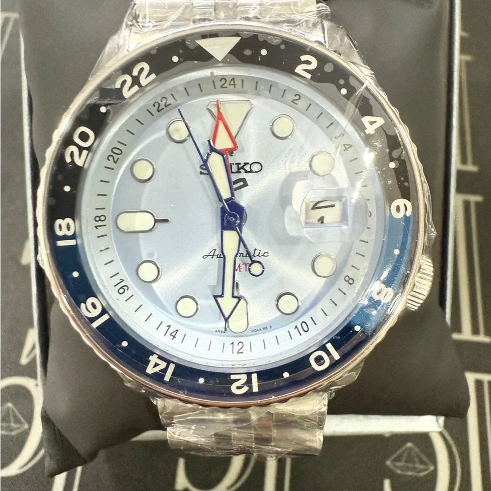 NIB GMT ICE BLUE SEIKO WATCH - Picture 3 of 5
